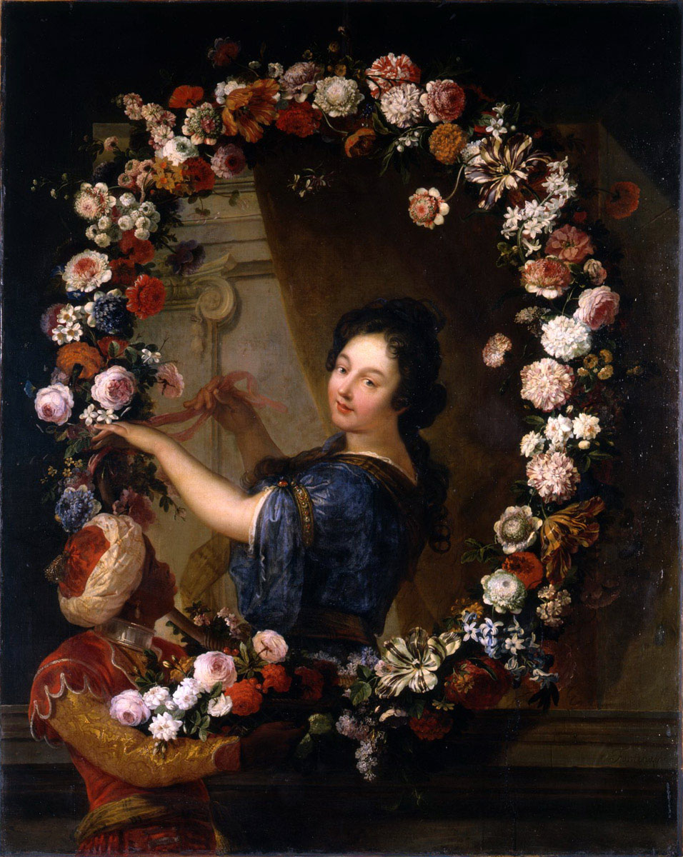 Femme à mi-corps attachant une guirlande de fleurs